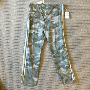 MOTHER denim. Shaker Chop Crop Fray.